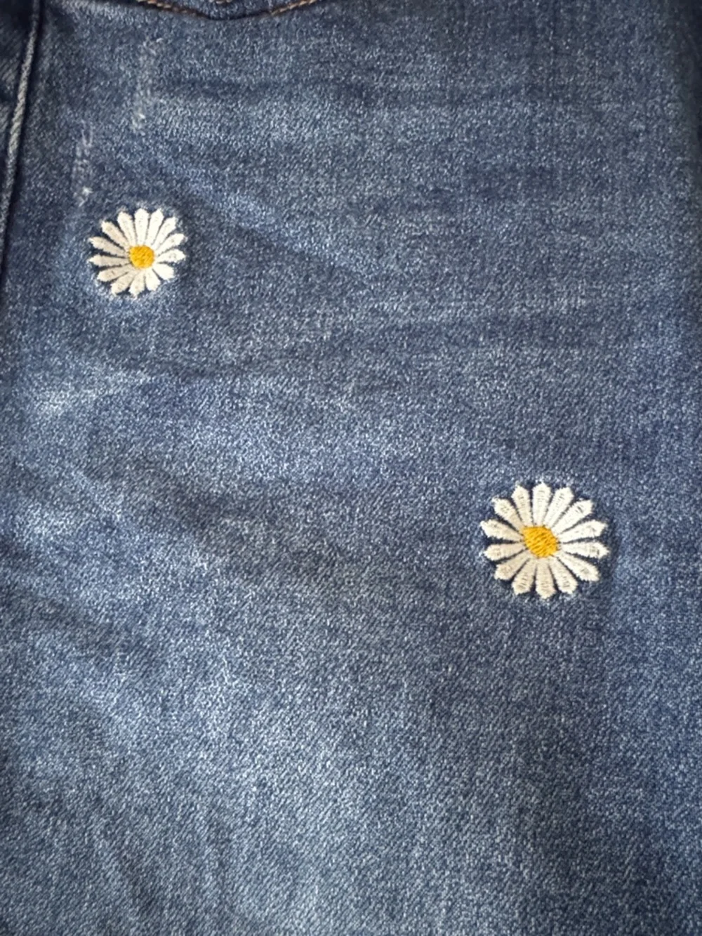 Judy Blue Medium Blue Skinny Jeans with White Daisy Embroidery - Picture 3 of 6